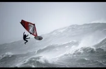 Windsurfing przy mocnym wietrze. To pływanie, czy już szybownictwo?