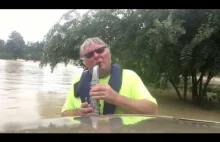 Człowiek grający na "saksofonie" Sound of Silence podczas powodzi