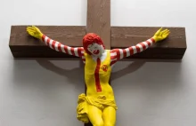 Żydzi się bawią: przybili macdonaldowego klauna do krzyża i udają, że to sztuka