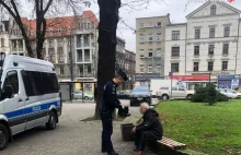 Katowice: Policjant oddał bezdomnemu swoje buty i ciepłe skarpety