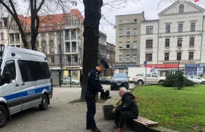 Katowice: Policjant oddał bezdomnemu swoje buty i ciepłe skarpety