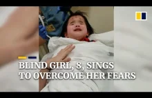 Niewidoma dziewczynka śpiewa w szpitalu