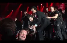 Nick Cave zaprasza publiczność na scenę