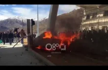 Albania: Rozwścieczony tłum niszczy bramki na autostradach po wprowadzeniu opłat