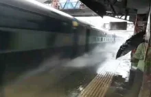 Mumbai Indie pociąg przejeżdża przez stację