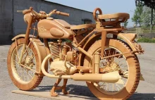 Rzeczywistych rozmiarów motocykl wykonany z drewna