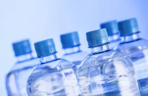 Po reklamówkach rząd bierze się za plastikowe butelki