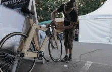 Drewniany rower zbudowany od podstaw na żywo na Eko Targach w Kołobrzegu