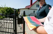 Litewska policja rozdaje flagi Polakom mieszkającym na Litwie- fotorelacja