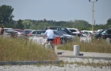 Lotnisko Ławica: Ochroniarz na rowerze pilnuje aut na trzech parkingach...