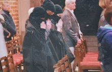 Skandal na mszy? Aktorki przebrane za muzułmanki upadły na twarz przed ołtarzem