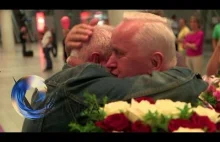 2 polskich bliźniaków spotyka się po 70 latach - BBC News
