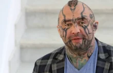 Wszedł do Sejmu z twarzą w tatuażach