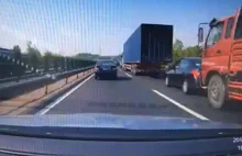 Samochód zmiażdżony przez ciężarówkę z tyłu