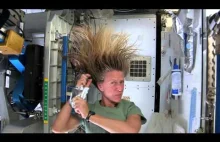 Jak myć włosy w przestrzeni kosmicznej?