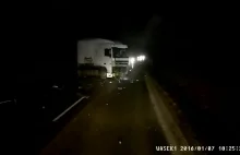 Czeski kierowca zderza się z polskimi kierowcą tira na nieoświetlonej drodze