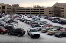 Jak Amerykanie parkują, gdy spadnie trochę śniegu i zasłoni im linie?