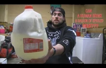 Czy człowiek może wypić galon zepsutego mleka?