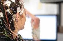 Badacze z MIT monitorują sen z pomocą fal radiowych i sztucznej inteligencji