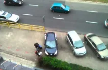 Kobieta wyjeżdża tyłem z parkingu