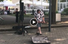 Skrzypek - amator wyczynia cuda przy wejściu na plażę w Gdyni