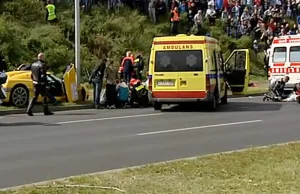 Sportowe auto wpadło w ludzi. Około 10 osób rannych