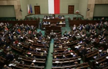 PiS na czele i samodzielnie rządzi. Lewica poza Sejmem-sondaż dla „Wiadomości”