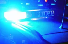 24tp.pl] Policjanci złapali bandytę. Uciekł im w kajdankach na jednej...