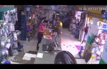 Ciężarówka atakuje sklep