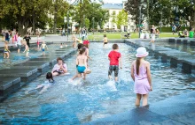 "Basen miejski" na placu Litewskim. Miejsce kąpieli dzieci, meneli i gołębi