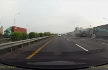 Ciężarówka rozbija się o ekrany dźwiękochłonne stojące przy autostradzie
