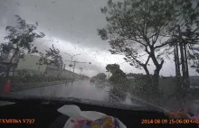 Samochód zostaje zdmuchnięty z drogi przez "mini" tornado.