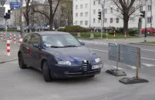 Kiedy parkował, to skrzyżowanie było zamknięte. Dziś blokuje ruch