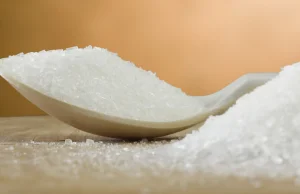 Najgroźniejsza biała trucizna gorsza od soli i cukru. Jemy ją codziennie!