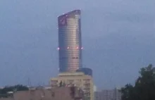 Wrocław żegna Rosjan: przekreślony "sierp i młot" na Sky Tower