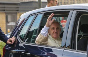 Papież Franciszek. Po Polsce jeździ Volkswagenem Golfem