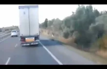 Ciężarówka vs silny wiatr