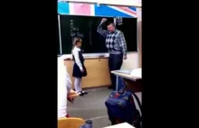 Wkurzony nauczyciel dostaje bolesną lekcję pokory od uczennicy.