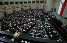 Sejm przeniósł na noc debata nad dodatkowym miliardem dla TVP i radia