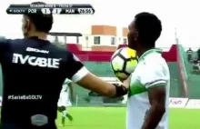Niespodziewany atak podczas meczu w 2 lidze Ekwadorskiej.