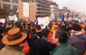 Czesi i Szwajcarzy protestują przeciwko uchwalonej unijnej dyrektywie.