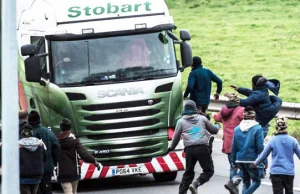 Ubogacenie kulturowe z pomocą kamieni polskiego kierowcy na trasie Calais.