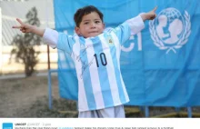 Smutny ciąg dalszy historii chłopca w koszulce Messiego z plastikowej siatki