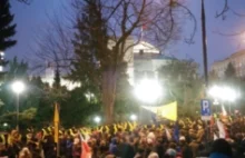 Demonstracje pod Sejmem: w poniedziałek dwie osoby usłyszały zarzuty