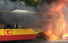 Autobus spłonął na Bielanach