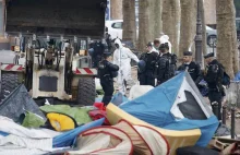 Francuska policja odbiera uchodźcom koce i śpiwory