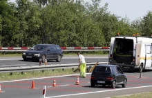 Patelnie. Specjalne, czerwone pasy, żeby nie zabijali się motocykliści