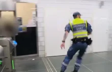 Szwedzki strażnik samodzielnie przerywa bójkę.
