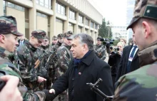Viktor Orban na defiladzie wojsk litewskich w Wilnie.
