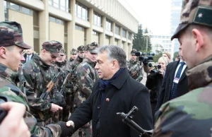 Viktor Orban na defiladzie wojsk litewskich w Wilnie.